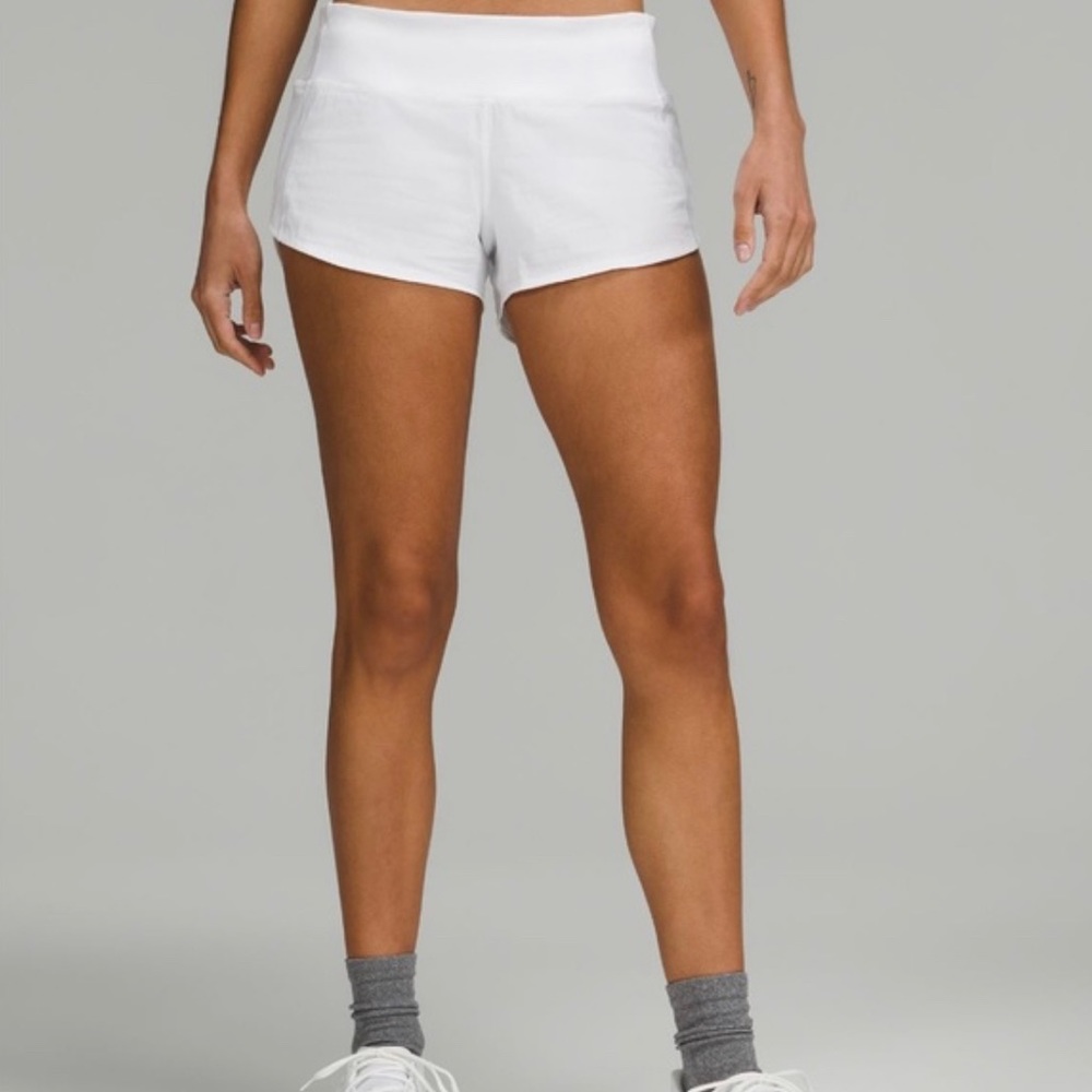 Lululemon Speed Up Low-Rise Lined Short 2.5” in White, Size 8 reg